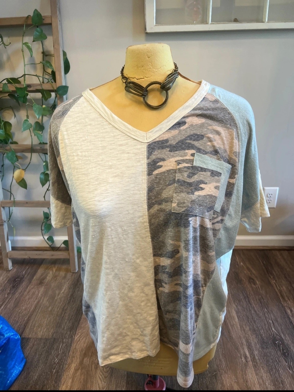 Women’s Short Sleeve V-Neck Tee in Neutral Camo